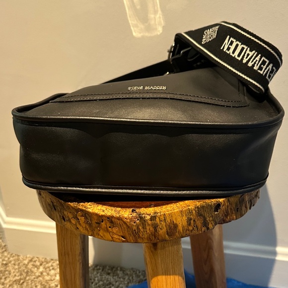 Steve Madden Black and White Crossbody Bag Lock EUC Silver Hardware 11x11x3.5 - Picture 7 of 11